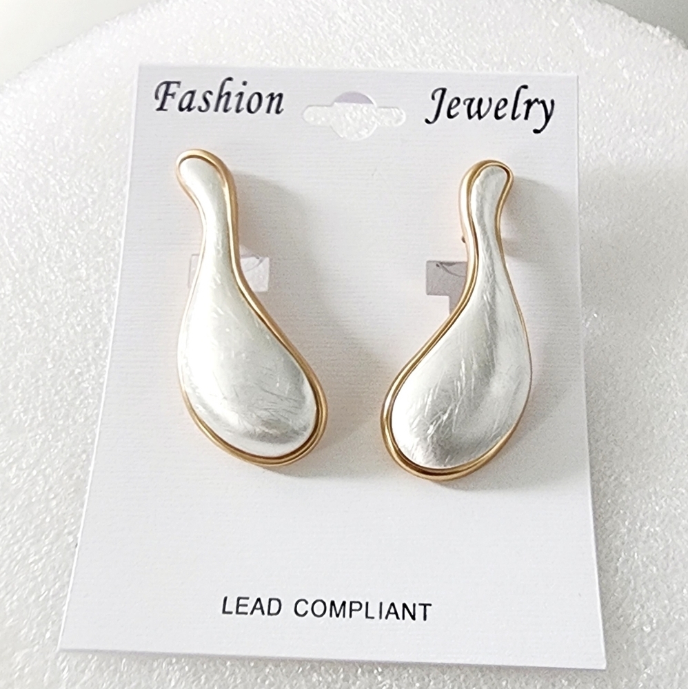 Fashion Jewelry Striking Geometric Gold Tear Drop Earrings - Picture 4 of 5